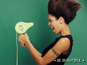 момичето изсушава косата си със сешоар