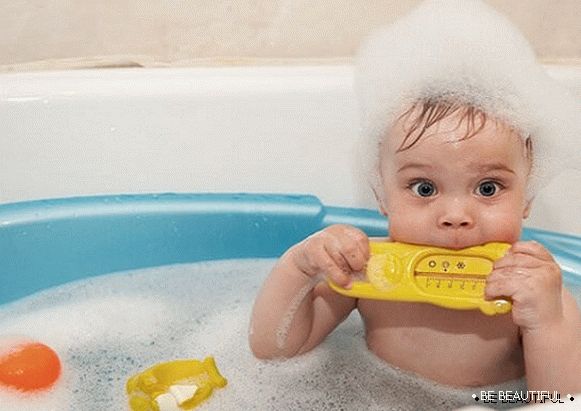 бебето мие косата си с шампоан